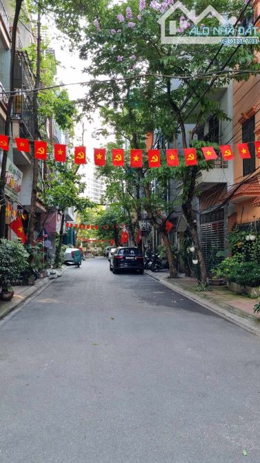 Bán nhà đường, Phố Vũ Tông Phan, Thanh Xuân, DT gần 90m2, MT hơn 8m, Lô góc, gara ô tô.