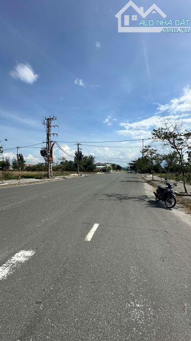 Đất 2 mặt tiền Nguyễn Tất Thành. S=500m2 ( 25x22) Giá: 50 tỷ