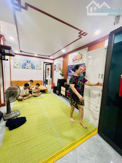 Nhỉnh 6 tỷ sở hữu nhà phố Minh Khai 28m2, nhà dân lô góc 3 thoáng, cách chỗ đỗ ô tô 5m, ng
