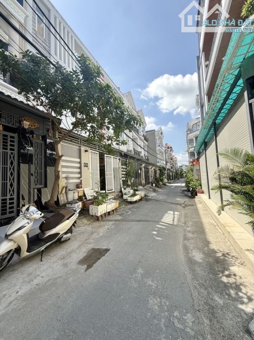 Bán nhà siêu Hot kế bên Phú Mỹ Hưng, nội thất Gỗ DT90m2 3 tầng BTCT