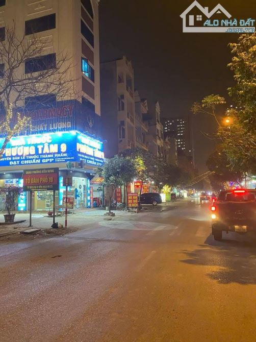 BÁN GẤP! Nhà Mặt Phố Kiến Hưng - 6 tầng thang máy - Vỉa hè 5m - Chân 8 tòa chung cư, KD