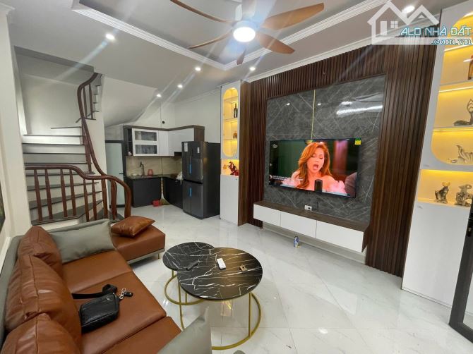 BÁN NHÀ TRƯƠNG ĐỊNH. NHÀ MỚI ĐẸP. 5 TẦNG 3PN. GẦN PHỐ. TIỆN ÍCH ĐẦY ĐỦ.XÁCH VALI VỀ Ở NGAY