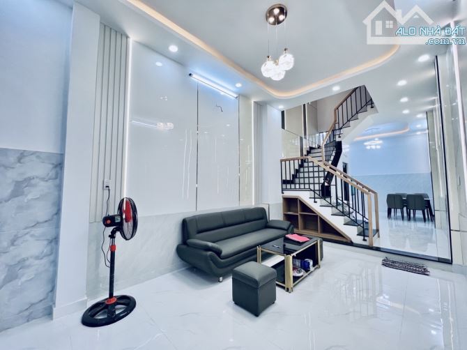 Nhà 3 tầng 46m2 hẻm xe hơi 1 trục Phạm Văn Bạch Tân Bình chỉ 5,8 tỷ
