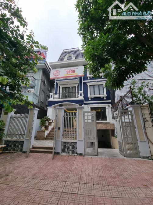 Cho thuê tòa biệt thự Hoàng Quốc Việt, Cầu Giấy 200 mét 4 tầng 1 hầm, thang máy 50 triệu