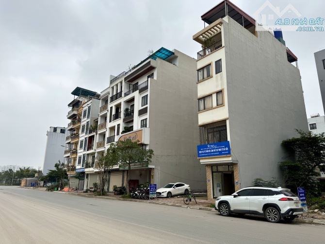 Lô đất TĐC Ngọc Thuỵ, Mặt hồ mặt công viên, Lô góc 3 mặt vỉa hè đường 25m, DT 80m2 mt 4.3m