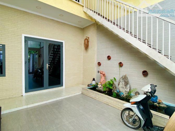 Bán gấp 121m2 nhà 1 trệt 1 lầu 1 tum, mặt tiền đường nhưạ, ngay chân cầu Phú Long