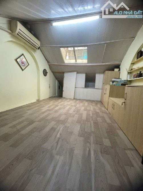 Bán căn hộ tập thể phố 8/3, 60m² – 3 ngủ, WC riêng – Giá chỉ 2.65 tỷ