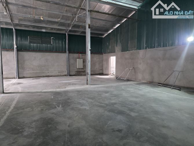 Cho thuê kho xưởng lâu dài, diện tích1800m2, mặt tiền 30m, mới đẹp, ô góc.
