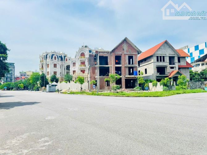 Cho thuê biệt thự thô Lê Hồng Phong, sau Toà Án - 616m2 - 3 tầng - giá tốt 30 tr/tháng