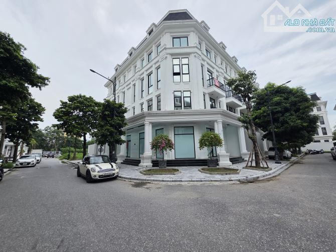 Biệt thự lô góc đẹp. Diện tích 330m2, mặt tiền 20m, 05 tầng, đủ hệ thống điều hoà, thang