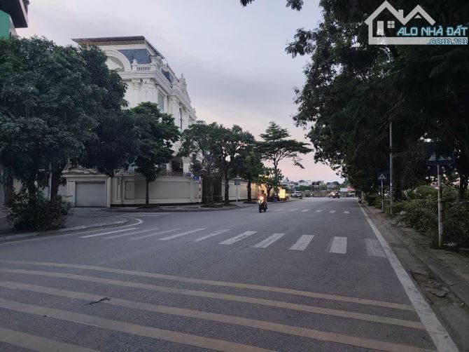 CHO THUÊ NHÀ MẶT PHỐ VIỆT HƯNG LONG BIÊN 90m vỉa hè rộng, 35 triệu/1T,3 thoáng, gần BigC