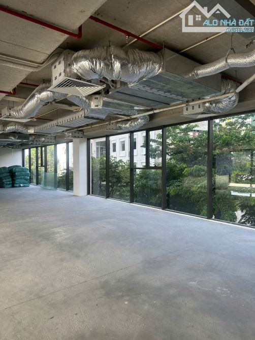 Cho thuê văn phòng 120 m², kính lớn, làm 24/24 không phụ thu thêm phí
