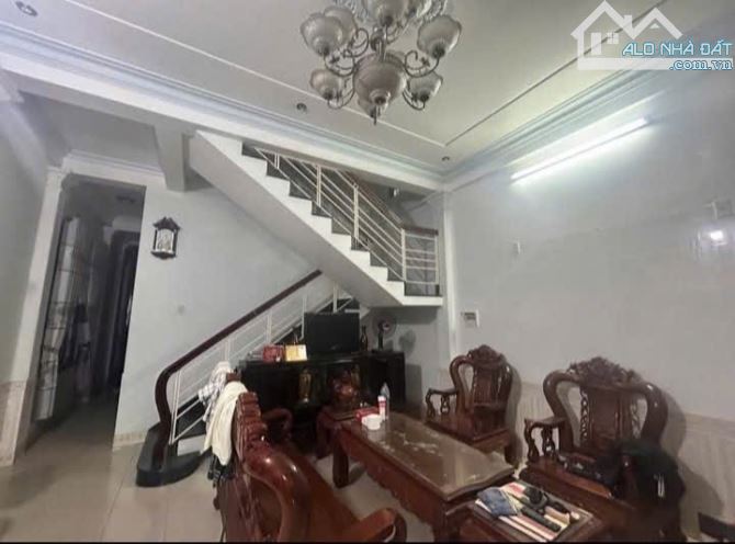 Cho thuê nhà 6 phòng ngủ có sân đỗ ô tô Phước Vĩnh