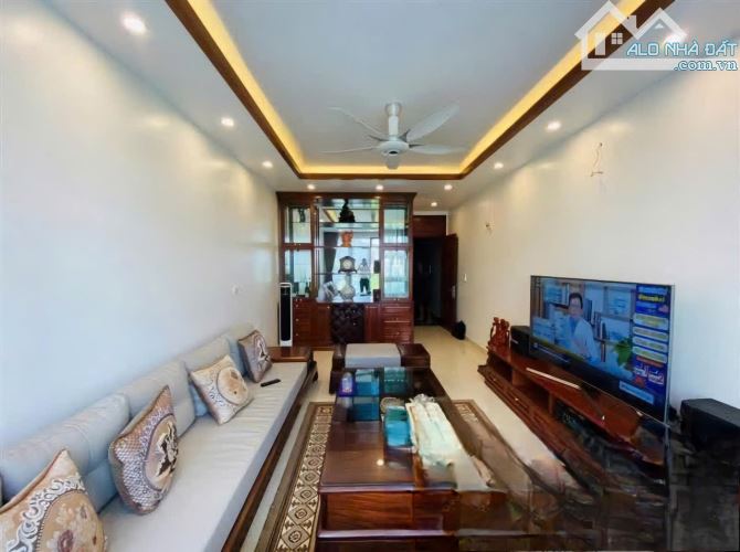 C.H.O T.H.U.Ê nhà mặt đường Văn Cao - Vị trí đẹp, có thang máy, 8 ngủ full 45 triệu