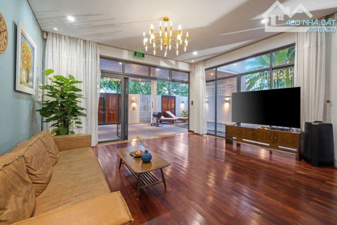 Cho thuê villa 3 tầng 5PN có hồ bơi gần Xuân Quỳnh khu Nam Việt Á