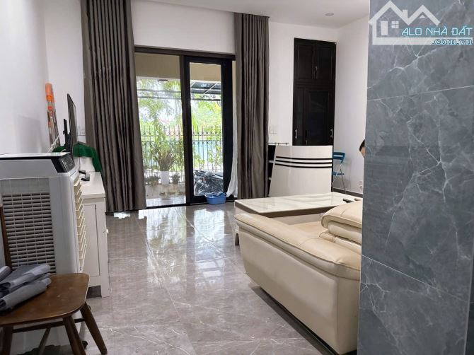 Cho thuê nhà 3 tầng có thang máy ở the manor crow gồm 6 phòng ngủ, 7wc