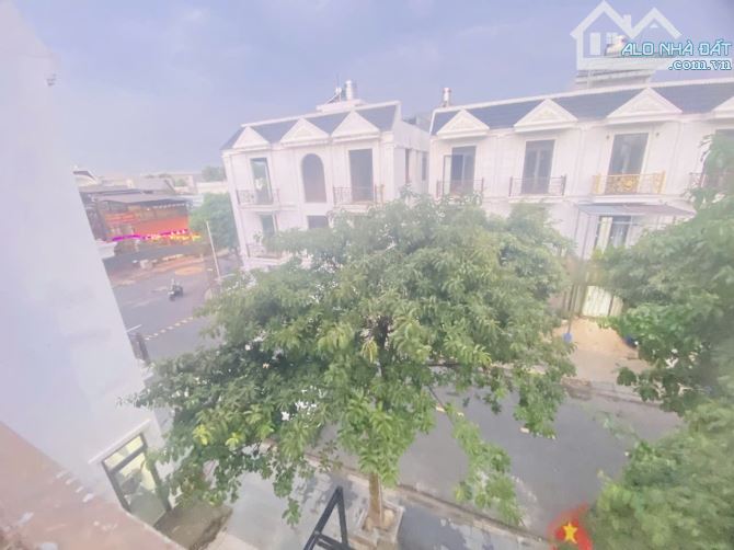 Nhà trong khu Compound gần SVĐ Dĩ An. 1 trệt 2 lầu, 3pn 4wc, bảo vệ 24/24