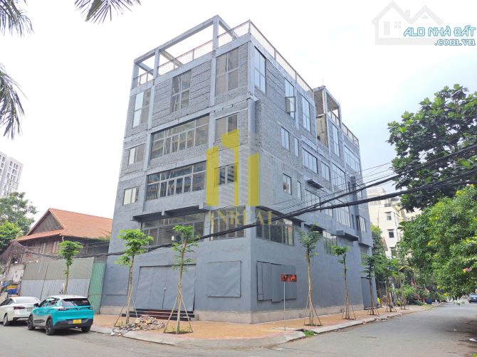 Tòa Nhà Văn Phòng 6 Lầu Trống Suốt + Thang Máy - DTSD 1800m2