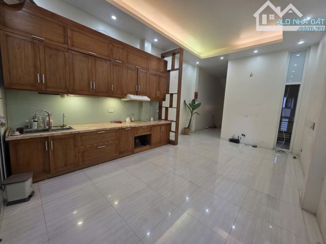 CHO THUÊ NHÀ NGUYÊN CĂN DT 50M2 x 5 TẦNG - BỒ ĐỀ- LONG BIÊN-13TR/TH.