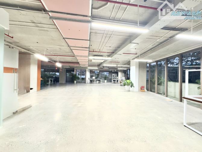 Cho thuê văn phòng 317m² trung tâm thành phố, nhiều cây xanh giá 99 triệu/tháng