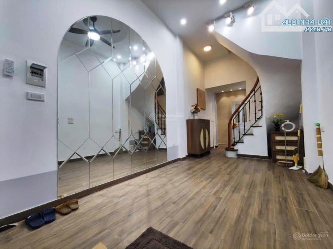 Trung tâm Ba Đình phố Vạn Bảo 22m2 4 tầng với 2 ngủ 1 bếp đủ điều hòa giường tủ chỉ 10,5tr