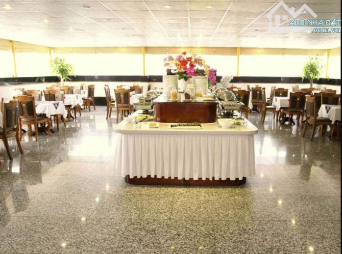 khách sạn 75 phòng- mt đường lớn đối diện chợ bến thành- ngang 8m- giá: 1,3 tỷ/th