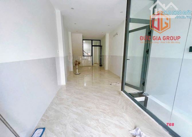 Cho thuê mặt bằng nhỏ gọn sạch đẹp có hầm xe, wc riêng mặt tiền trung tâm giá chỉ 8 triệu