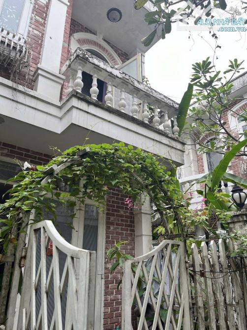 Nhà nguyên căn 1 trệt 1 lầu, 1 phòng ngủ, vừa ở vừa làm văn phòng