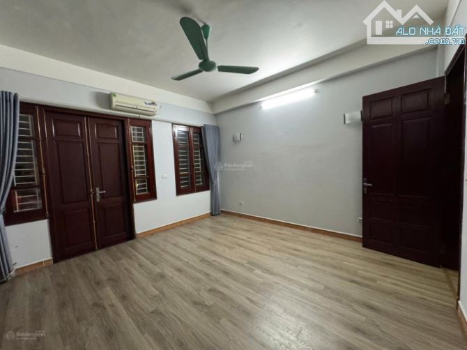Cho thuê nhà ở Lê Quang Đạo 50m2,4 tầng, oto đỗ cửa, kinh doanh tốt