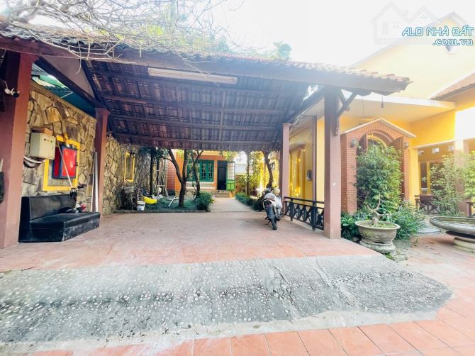CHO THUÊ VILLA SÂN VƯỜN 1000m2 GẦN BẾN XE PHÍA NAM