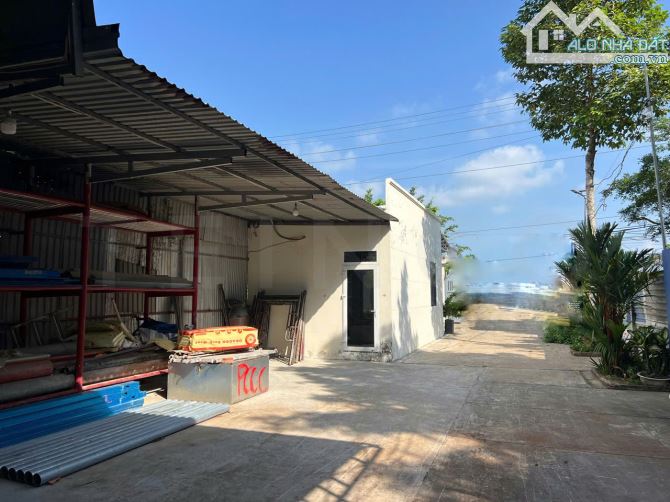Mặt bằng nền betong 280 m² có văn phòng, mặt tiền đường Quốc Lộ 91B (Nguyễn Văn Linh)
