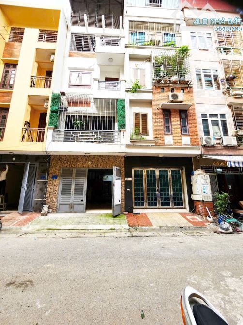 Cho thuê nhà Dương Khuê – Cầu Giấy DT 55m x 5 tầng, vỉa hè, ôtô đỗ, đẹp giá thuê 22tr/th