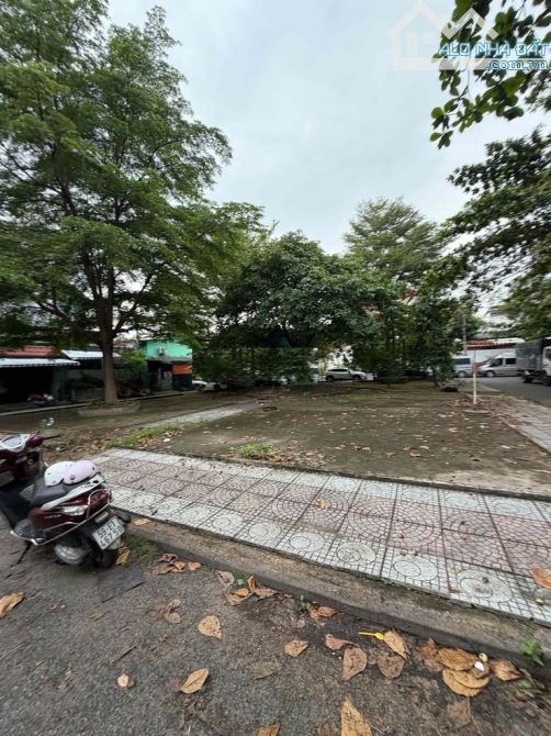 CHO THUÊ BIỆT THỰ SÂN VƯỜN PHÁP CỔ, SAU LƯNG GIGAMALL,NGAY CÔNG VIÊN.
