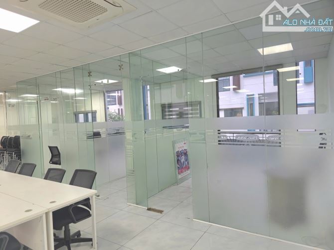 Cho thuê gấp tòa nhà 3.5 tầng, làm văn phòng kết hợp kho or showroom, 750m2/tầng giá250tr