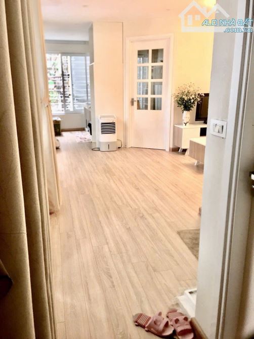 CHO THUÊ CĂN HỘ PHỐ ĐÊ LA THÀNH, ĐỐNG ĐA- DT 70M, 2PN, 1WC, ĐỦ ĐỒ, ĐIỆN NƯỚC DÂN- CHỈ 12TR