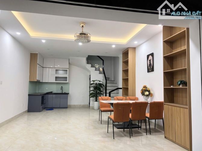 Cho thuê nhà nguyên căn 5 tầng đầy đủ đồ, Nguyễn Văn Linh - 38m², gần tiểu học Vũ Xuân Thi