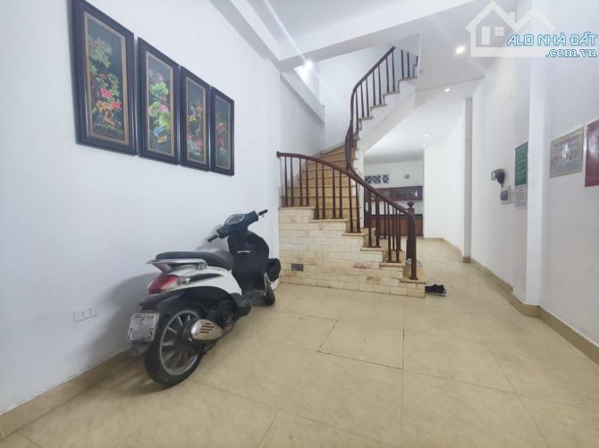 CHO THUÊ NHÀ NGUYÊN CĂN PHỐ NGỌC KHÁNH, BA ĐÌNH, NHÀ ĐẸP, SÂN RỘNG, 15M RA Ô TÔ