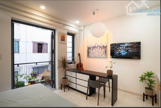 Cho thuê căn hộ ban công, Q1, đường Cống Quỳnh, gần đại học Văn Lang, Công Viên 23/9