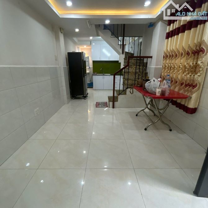 Nhà Tân Hóa Q11, 3x10, 2pn 2wc có máy lạnh