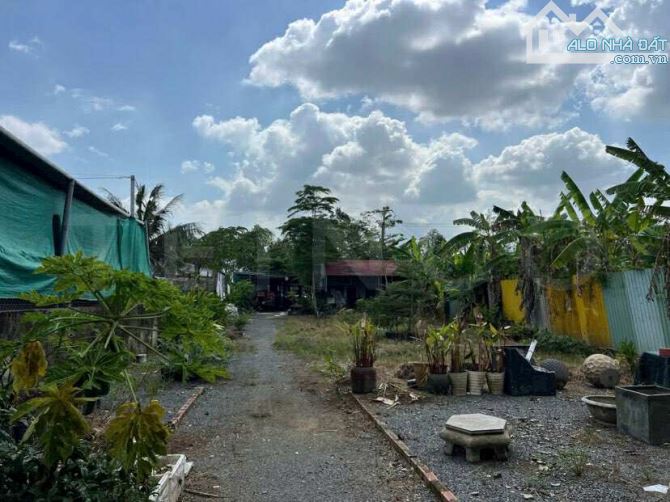 Cho thuê mặt bằng sân vườn 1.400 m2 mặt tiền Võ Văn Kiệt