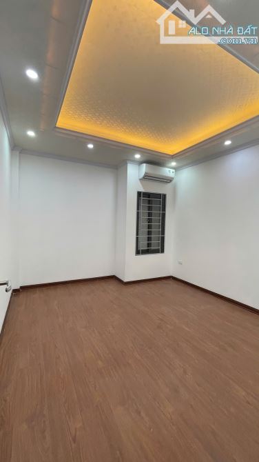Cho thuê nhà ở Tu Hoàng, oto đỗ cửa 4 tầng làm vp,ở,..mới tinh