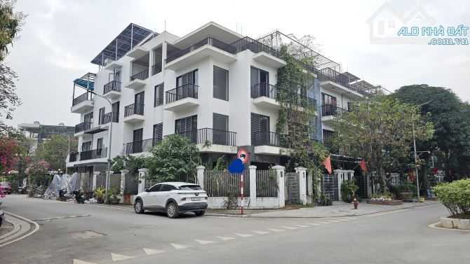 CHO THUÊ LIỀN KỀ LÔ GÓC EDEN ROSE – 124M² – 4 TẦNG – MẶT TIỀN 21M – GẦN CV CHU VĂN AN