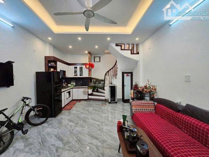 CHO THUÊ NHÀ RIÊNG NGÕ 132 CẦU GIẤY 30m 5T Nhà Mới Full Nội Thất