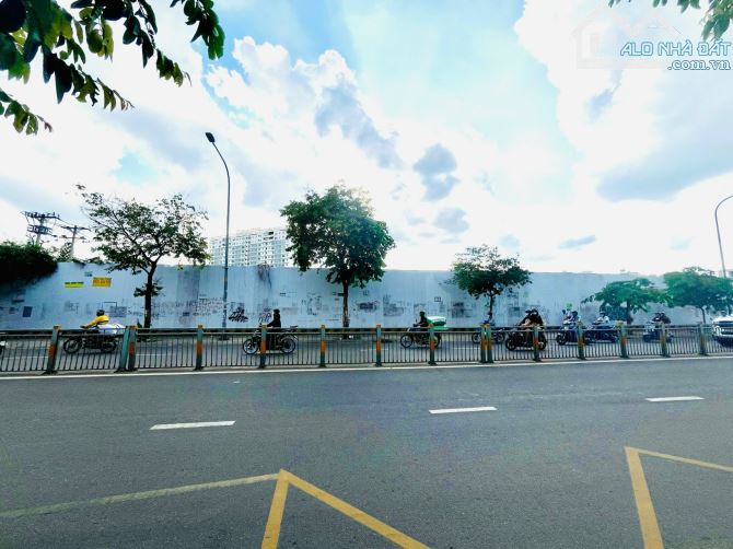Cho thuê đất trống 16.000m2 mặt tiền đường Lũy Bán Bích , Tân Phú. Vị trí siêu đẹp VipVip