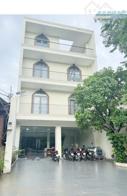 Cho thuê tòa nhà 4 tầng suốt,có máy lạnh 8×25 mặt tiền kinh doanh sầm uất tên lửa