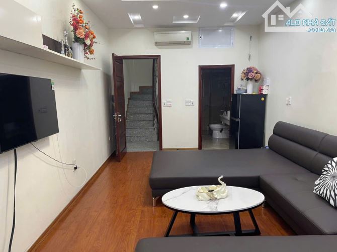 CHO THUÊ NHÀ NGUYÊN CĂN NGỌC THUỴ-LONG BIÊN- GARA Ô TÔ -FULL NỘI THẤT-13TR/TH.