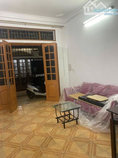 Cho thuê nhà nguyên căn ngõ 470 Đường Láng, Đống Đa, 45m, 4 ngủ. Giá 10.5 tr