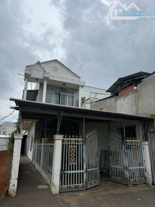 Cho thuê nhà 1 lầu sân rộng gần đại học Y Dược 7 triệu