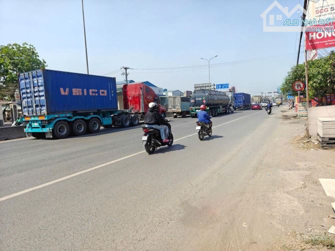 Cho thuê nhà kho mặt tiền QL51 Tam Phước, Biên Hòa, 9000m2, giá thuê 250tr/tháng.