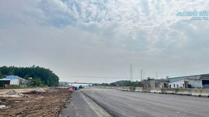Cho thuê xưởng CNC có cẩu trục tại Long Thành, Đồng Nai, 4500m2, giá thuê 360tr/tháng.